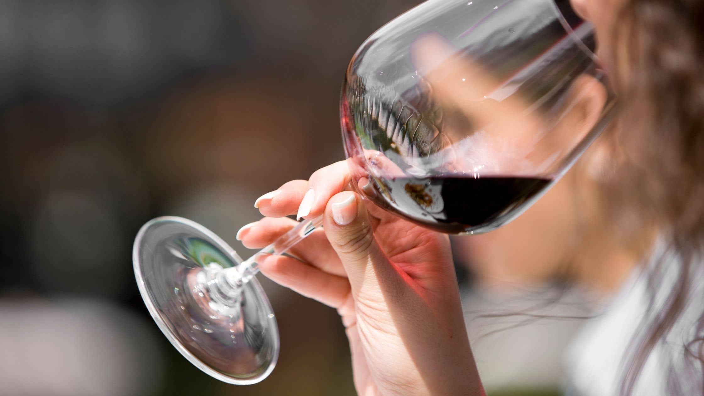 El vino y otros alcoholes generan cáncer en su consumo frecuente.